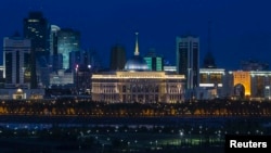 Akorda (në qendër, me kupolë blu dhe majë të artë), rezidenca zyrtare e presidentit, bie në sy gjatë natës mes horizontit të Astanës.