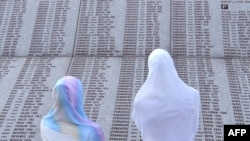 Босния -- Сребреницада кыргынга учураган мусулмандардын тизмеси 2005-жылы ташка чегеленип жазылды. Анда сегиз миңден ашуун кишинин ысымы бар. 