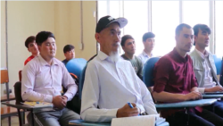 60-летний афганский туркмен учится в университете