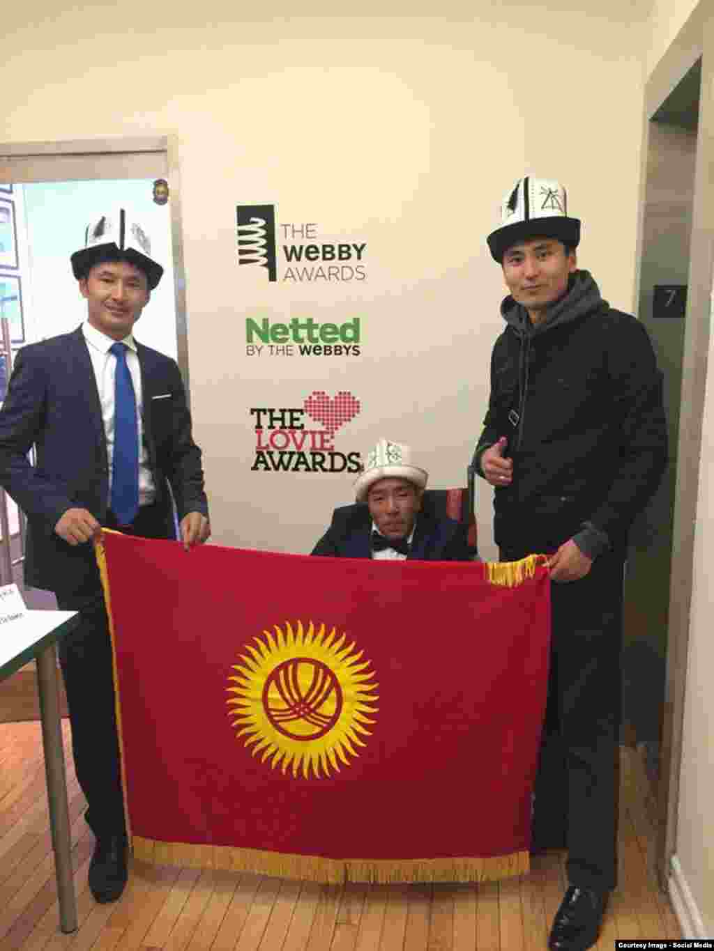 (солдон оңго) Улан Эгизбаев, &quot;Азаттыктын&quot; кабарчысы, Нургазы Жакшылыкбек уулу жана &quot;Элим, барсыңбы?&quot; фондунун жетекчиси, демөөрчү Хабиб Арзыкулов Webby сыйлыгын алууга даярданып жатышкан кези.