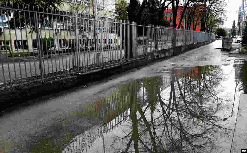 Празни, една на друга наликуваат и сите споредни улици во скопските населби