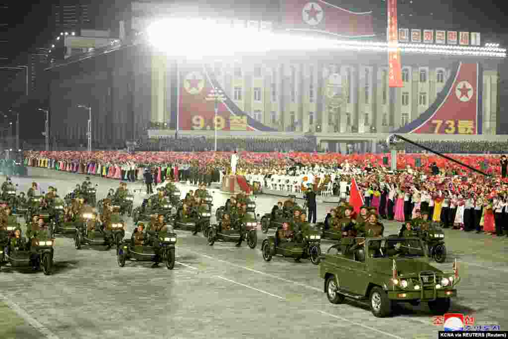 Harckocsik is felvonultak. Az észak-koreai vezető beiktatásakor azt ígérte, hogy népének &bdquo;soha többé nem kell szorosabbra húznia az övét&rdquo;