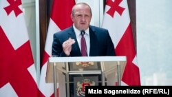 Перейдя к основной теме форума, президент традиционно подчеркнул, что Грузия неуклонно следует своему евроатлантическому курсу и остается верной стратегическому выбору