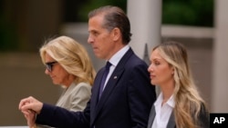 Хантер Байден биринчи айым Жилл Байден жана аялы Мелисса менен соттон чыгып баратат. 11-июнь, 2024-жыл.