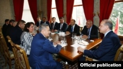 Президент Турции Реджеп Тайип Эрдоган на встрече с официальной делегацией Узбекистана во главе с вице-премьером Рустамом Азимовым. Стамбул, 27 февраля 2017 года.