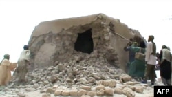 Відеокадр: ісламісти нищать мавзолей у Тімбукту 1 липня 2012 року