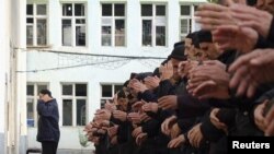 Заключенные принимают участие в праздновании Eid al-Adha в тюрьме в Душанбе,  26 октября 2012 г.