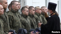 Священник окропляє російських солдатів перед відправкою на війну проти України. 2025 рік 