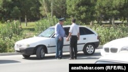 Дорожная проверка, Туркменистан (иллюстрация) 