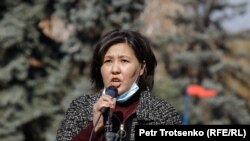Экономист Айман Турсынкан на митинге в Алматы. 31 октября 2020 года.
