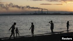 Балқаш көлі жағасындағы зауыт. (Көрнекі сурет)