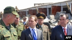 Аз рост президентҳои Тоҷикистон ва Русия, Эмомалӣ Раҳмон ва Дмитрий Медведев дар пойгоҳи ҳарбии Русия дар наздикии Душанбе, 29 августи соли 2008. 