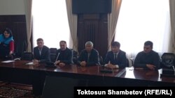 Мирбек Мияров (первый слева) среди представителей Народного координационного совета. 7 октября 2020 года.