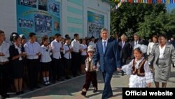 Президент Алмазбек Атамбаев на церемонии начала учебного года в СШ №82 в жилмассиве 
"Ала-Тоо", Бишкек, 3 сентября 2013 года.