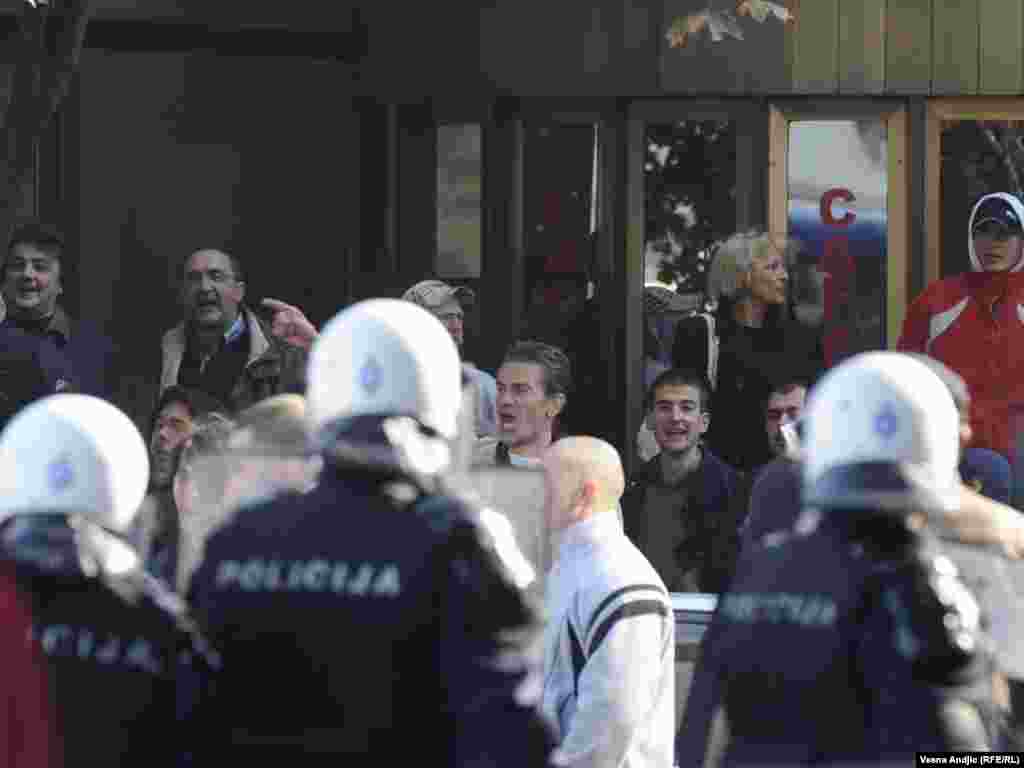 Белград - судири на полицијата со анти-геј демонстрантите