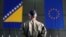 Pripadnik EUFOR-a ispred zastava BiH i EU u Sarajevu, arhivska fotografija