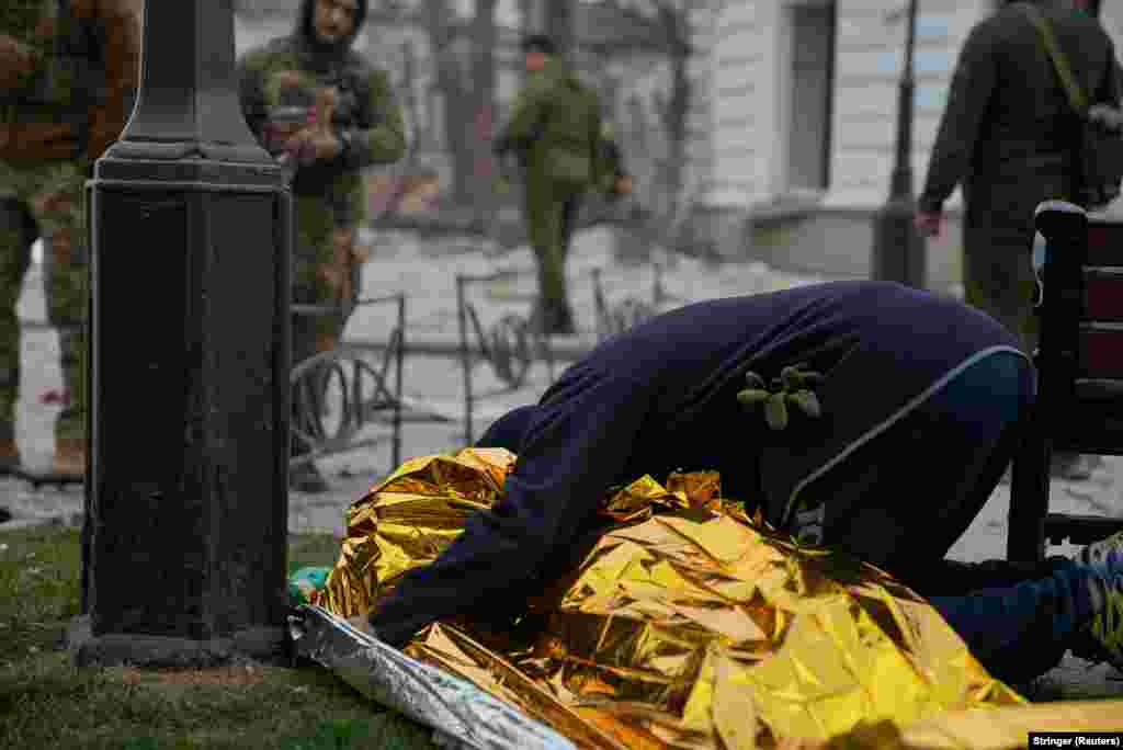 Емоції чоловіка біля тіла однієї з жертв російської атаки на центр Сум. Міністр закордонних справ України Андрій Сибіга заявив, що ранкова атака Росії на житловий район міста Суми у Вербну неділю є «абсолютним злом»