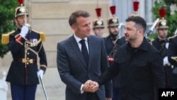 Эммануэль Макрон и Владимир Зеленский 