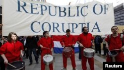 Антикоррупционные марши в Хорватии. Надпись на транспаранте "Республика Коррупция". Иллюстративное фото.