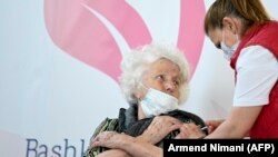 Një qytetare duke u vaksinuar kundër koronavirusit. Prishtinë, 13 prill, 2021. 