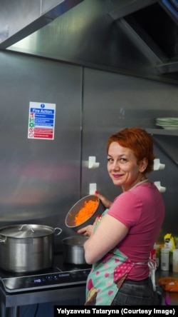 Жінка готує їжу на кухні