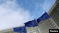 Прапори ЄС біля будівлі Єврокомісії, Брюссель. Архівне фото