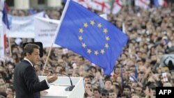 Сперва прошлую пятницу осчастливили трепетным ожиданием прибытия в Тбилиси президента Саркози