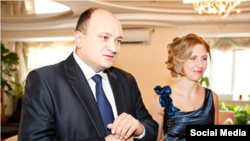 Alexandru Dodon, fratele fostului președinte, Igor Dodon, într-o imagine de arhivă, împreună cu soția sa 