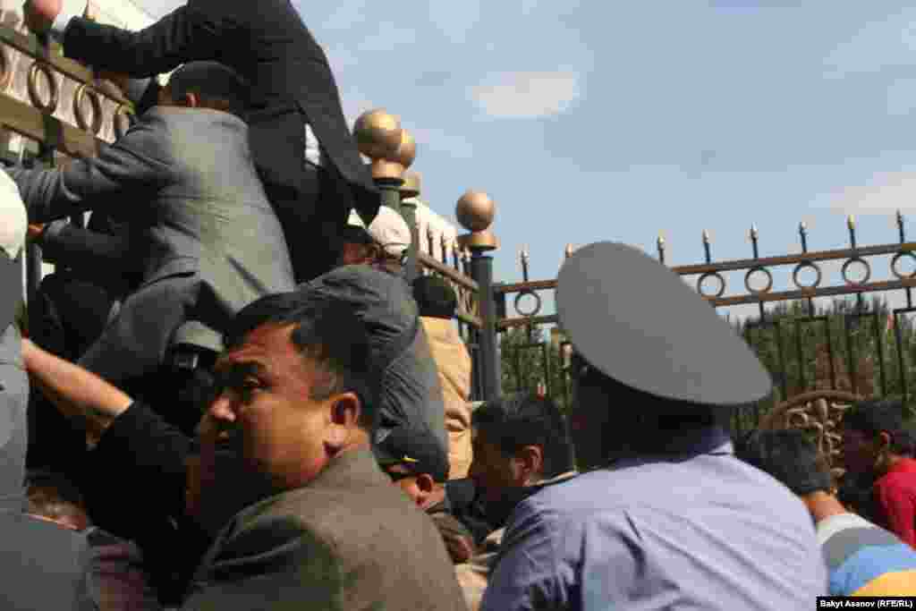 Знаменитый митинг оппозиционной партии "Ата-Журт" на центральной площади в Бишкека