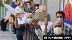 Черга до однієї з виборчих дільниць у Тегерані