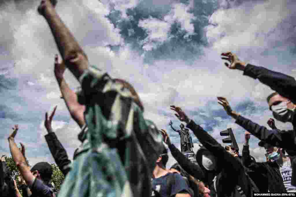 Протестувальники під час мітингу проти расизму та жорстокості поліції на площі Республіка в Парижі, Франція. Одним із організаторів акції виступив комітет пам&rsquo;яті Адама Траоре, 24-річного чорношкірого француза, який загинув після жорсткого затримання в 2016 році