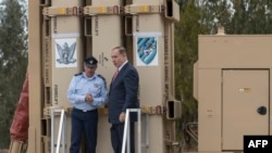 Прем’єр-міністр Ізраїлю Біньямін Нетаньягу (праворуч) і командувач ВПС Ізраїлю генерал-майор Амір Ешель стоять біля системи протиракетної оборони «Праща Давида» (архівне фото)