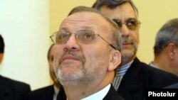 وزیر امور خارجه ایران می گوید: به نظر مى رسد موضع كلينتون تفاوت اساسى با ساير صداهايى كه شنيده مى شود، دارد.