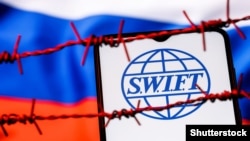 SWIFT аркылуу дүйнөдөгү банктар жана каржы институттары акча которуулар тууралуу кат алышат.