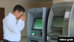 Житель Туркменистана, сняв деньги в банкомате, прикладывает наличность ко лбу, выражая благодарность руководству страны за удобство и заботу. Кадры были показана государственным телевидением Туркменистана в июне 2017 года. (иллюстративное фото) 