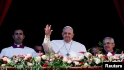 Papa Francisc a urcat în balconul central al Bazilicii Sfântul Petru pentru a rosti mesajul şi binecuvântarea „Urbi et Orbi”. 