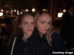 Адица Берзения и Лилли-Роуз Депп на Неделе моды в Париже