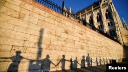 Tüntetés a Parlamentnél, 2021. június 14-én, Budapesten.