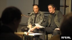 Predrag Lucić i Boris Dežulović recitiraju satiričnu poeziju "Melodije Bljeska i Oluje", 2009.
