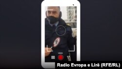 Një zyrtar policor.