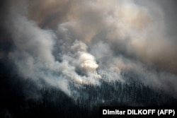 Ezen a 2021. július 27-i légi felvételen a szibériai Szahában, a Szibériai Szaha Köztársaságban fekvő Berdigesztyah falu melletti erdőtűzből felszálló füst látható. Oroszországot kiterjedt erdőtüzek sújtják, ami a szibériai Szaha-Jakutia régiót érinti a legsúlyosabban