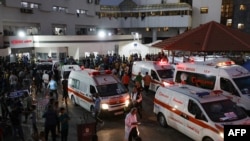 Autoambulancat në hyrje të spitalit Al-Shifa në Qytetin e Gazës. 15 tetor, 2023.