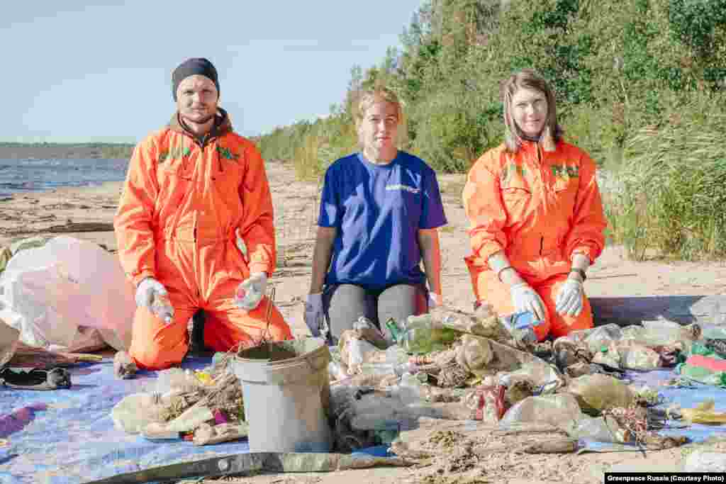 &rdquo;Nyeszterov (balra) azt mondja: &bdquo;A műanyag könnyű, könnyen eljut bárhova. Amit találtunk, az csak a jéghegy csúcsa. A hulladék egy része elsüllyed, és az áramlat már nem hozza a partra&rdquo;.