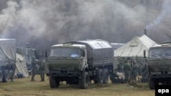 Російські окупанти поблизу військової частини в селищі Перевальному, 7 березня 2014 року