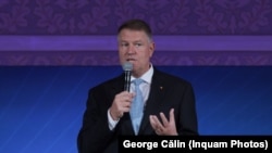 Președintele Klaus Iohannis primește distincția în luna mai 2020.