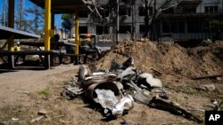 Krhotine ruskog projektila pored oštećene termoelektrane u Ukrajini, četvrtak, 2. maja 2024. 