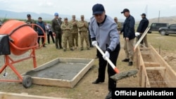 Президент Садыр Жапаров закладывает капсулу под строительство военного городка.  6 мая 2021 года.