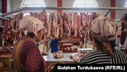 Мясная лавка на Ошском рынке в Бишкеке. 