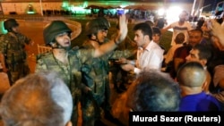 نیروهای ارتش در حال بحث با مردم در میدان تقسیم استانبول