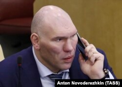 Bombajó bokszoló: Nyikolaj Valujev nehézsúlyú világbajnok, az Egységes Oroszország képviselője a plenáris ülésen 2020. március 18-án